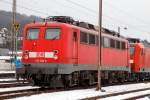 db-cargo-ag-ex-db-schenker-rail-deutschland-ag/477736/wohl-eine-der-letzten-im-db-bestanddie 
Wohl eine der letzten im DB-Bestand....
Die 139 309-9 (91 80 6139 309-9 D-DB), ex DB E 40 1309, der DB Schenker Rail Deutschland AG ist am 24.01.2016 im Kreuztaler Abstellbereich abgestellt. 

Die E 40.13 wurde 1964 bei Krauss-Maffei in München unter der Fabriknummer 18838 gebaut, der elektrische Teil ist von BBC (andere Quellen behaupten SSW, ich konnte aber BBC lesen). Bei den Revisionsdaten konnte ich lesen „Verl. NNR9 01.07.2016“, ob sie danach noch fährt das wünsche ich ihr.

Die Baureihe 139 sind vom Grunde her Lok der Baureihe 140 nur mit dem feinen aber wesentlichen Unterschied das sie eine elektrische Widerstandsbremse hat. Mit Ausnahme der anderen Getriebeübersetzung  sind sie fast identisch mit der E 10.1. Ab 1959 wurden 31 Lokomotiven speziell für den Einsatz auf den Steilstrecken Erkrath – Hochdahl, Altenhundem – Welschen-Ennest – (teilweise bis Kreuztal) und der Höllentalbahn beschafft. 

TECHNISCHE DATEN:
Spurweite: 1.435 mm
Achsanordnung: Bo´Bo´
Länge über Puffer: 16.490 mm
Drehzapfenabstand: 7.900 mm
Achsstand in den Drehgestellen: 3.400 mm
Gesamtachsstand: 11.300 mm
Dienstgewicht: 84,6t
Achslast: 21,2t
Zulässige Höchstgeschwindigkeit: 110 Km/h (anfangs 100 km/h)
Stromsystem: Einphasen-Wechselstrom 15 000 V, 16 2/3 Hz
Dauerleistung (bei V): 3.620 kW (90 km/h)
Nennleistung (bei V): 3.700 kW / 5.032 PS (87,6 km/h) 
Anfahrzugkraft: 275 kN (314 zulässig)
Dauerzugkraft: 138 kN
Treibrad-Ø: 1.250 mm 
Nennleistung Trafo: 4.040 kVA
Antrieb: Gummiringfeder
Steuerung: Stufenschaltwerk
Anzahl Fahrstufen: 28
Anzahl Fahrmotoren: 4
Dauerleistung der elektrischen Bremse: 3600 kW
Kraft der elektrischen Bremse Kraft: 138 kN