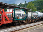 db-cargo-ag-ex-db-schenker-rail-deutschland-ag/566348/vierachsiger-drehgestell-containertragwagen-35-80-4552-042-8 Vierachsiger Drehgestell-Containertragwagen 35 80 4552 042-8 D-BTSK, der Gattung Sgnss 735 (AAE S15), eingestellt und geleast von der DB Cargo AG, ex DB Intermodal Services GmbH, ex BTS Kombiwaggon, bei der Fahrt im Zugverbund am 15.07.2017 durch den Bahnhof Betzdorf/Sieg.  

Der Wagen ist beladen mit zwei 20-Fu-Tankcontainer mit je bis zu 22.500 Liter (34.000 kg) Wasserfreies Ammoniak (Gefahrgutkennzeichnung 268/1005).

Ab 2001 mietet DB Cargo bei der AAE (heute VTG AG) ber 800 neu beschaffte 60-Fu-Containertragwagen der Bauart Sgnss fr 22,5 Tonnen Radsatzlast an und bezeichnet sie als Sgnss 735. Die seidengrau (RAL 7044) lackierten Wagen sind fr eine Hchstgeschwindigkeit von 120 km/h geeignet und mit einer Feststellbremse ausgestattet.

Dabei handelt es sich um verschiedene AAE-Typen unterschiedlicher Hersteller, die teilweise direkt an die DB AG geliefert werden. Allen Wagen gemeinsam ist die Konstruktion des Untergestells mit seinen auen liegenden Langtrgern, 28 klappbare Containerzapfen, Drehgestelle der Bauart Y25 Lssd und eine automatische Lastabbremsung. Je nach Baulos gibt es Unterschiede in der Lnge ber Puffer (19,64 m/19,74 m) und der Ladelnge (18,4 m/18,5 m).

TECHNISCHE DATEN (AAE-Typ S15):
Spurweite: 1.435 mm
Achsanzahl: 4 (in 2 Drehgestelle)
Lnge ber Puffer: 19.640 mm
Ladelnge: 18.400 mm
Ladebreite: 2.259 mm 
Drehzapfenabstand: 14.200 mm
Achsabstand im Drehgestell: 1.800 mm
Laufraddurchmesser (neu): 920 mm
Drehgestell: Y25 Lssd
Durchschnittliches Eigengewicht: 19.700 kg
Max. Zuladung: S - 70 t / SS – 60 t (Streckenklasse D)
Zul. Radsatzlast: 22,5 t
Hchstgeschwindigkeit: 100 km/h (S) / 120 km/h (SS)
Verwendungsfhigkeit: RIV
Kleister befahrbarer Gleisbogen: R = 75 m
