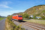   Die 185 230-0 (91 80 6185 230-0 D-DB) der DB Cargo AG fährt am 29.09.2018 mit einem gemischten Güterzug durch Leutesdorf (Rhein) in Richtung Süden.