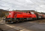 db-cargo-ag-ex-db-schenker-rail-deutschland-ag/766853/die-kreuztaler-265-031-5-92-80 Die Kreuztaler 265 031-5 (92 80 1265 031-5 D-DB), eine Voith Gravita 15L BB der DB Cargo AG, fährt am 14.02.2022 nach einem längeren Hp0 in Niederschelden (da Schranke noch offen war), mit eine Coilzug weiter in Richtung Siegen bzw. Kreuztal. 

Die Lok wurde 2013 von Voith in Kiel unter der Fabriknummer L04-18032 gebaut und an die DB Schenker (heute DB Cargo Deutschland AG) geliefert. 

Die vierachsigen dieselhydraulischen Lokomotiven vom Typ Gravita 15L BB (BR 265) haben einen Leistung von 1.800 kW und habe somit 800 kW mehr Leistung als eine Gravita 10 BB (BR 261). Zudem sind sie über 1m länger als die kleine Schwester.

Auf einem selbsttragenden Rahmen sind die Aufbauten angeordnet. Im längeren Vorbau befinden sich Motor und Getriebe, im kürzeren Vorbau die Elektrik sowie das Druckluftsystem mit Luftpresser und Steuerventil der Bremse. Das Führerhaus nimmt die ganze Breite ein, während sich an den Vorbauten beidseitig ein Seitenumlauf befindet, über den auch der Zugang in das Führerhaus erfolgt. An den Stirnseiten befinden sich zylindrische Deformationselemente zwischen Puffer und Stirnträger. Der Rahmen ruht mittels Flexicoil-Federpaaren auf den Drehgestellen. Über tiefangelenkte Zug-Druck-Stangen werden die Zug- und Bremskräfte übertragen. Die DB-Loks haben hohlgebohrte Achswellen und Monoblockräder.

TECHNISCHE DATEN:
Spurweite:  1.435 mm
Länge über Puffer: 16.860 mm
Drehzapfenabstand: 8.200 mm
Drehgestell-Mittenabstand: 2.400 mm
größte Breite: 3.075 mm
größte Höhe über SOK: 4.273 mm
Raddurchmesser neu: 1.000 mm
kleinster bef. Gleisbogen: 80 m
Eigengewicht: 84 t
Kraftstoffvorrat: 5.000 l
Motor: V-12-Zylinder-Dieselmotor  MTU 12V 4000 R43
Leistung: 1.800 kW bei 1.800 U/min
Getriebe: Voith L 5r4 zseU2
Anfahrzugkraft: 272 kN
Höchstgeschwindigkeit: 100 km/h
Tankvolumen: 5.000 l
Gebaute Stückzahl:  36
