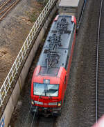 db-cargo-ag-ex-db-schenker-rail-deutschland-ag/769028/ein-luftbild-der-193-313-von Ein Luftbild der 193 313 von der Brücke in Betzdorf-Bruche.... 
Die 193 313 (91 80 6193 313-4 D-DB), eine Siemens Vectron MS, der DB Cargo AG fährt mit einem KLV-Zug in Richtung Köln. 

Die DB Cargo 193 313 eine Vectron MS wurde 2018 von Siemens in München-Allach unter der Fabriknummer 22414 gebaut und an die DB Cargo geliefert. Diese Vectron Lokomotive ist als MS – Lokomotive (Multisystem-Variante) mit 6.400 kW konzipiert und zugelassen für Deutschland, Österreich, Schweiz, Italien und Niederlande (D/A/CH/I/NL), sie hat eine Höchstgeschwindigkeit von 200 km/h. So ist es möglich ohne Lokwechsel vom Mittelmeer die Nordseehäfen Rotterdam oder Hamburg an zu fahren.