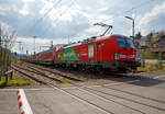 Die 193 357-1 „Das ist GRÜN“  (91 80 6193 357-1 D-DB) der DB Cargo AG fährt am 14.04.2022 mit einem KLV-Zug  durch Niederschelden in Richtung Siegen.