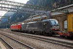 db-cargo-ag-ex-db-schenker-rail-deutschland-ag/773271/in-doppeltraktion-wobei-gerade-mit-gesenkten In Doppeltraktion, wobei gerade mit gesenkten Stromabnehmern ausrollend, haben zwei Siemens Vectron MS mit einem KLV-Zug, aus sterreich kommend, den Bahnhof Brenner (Stazione di Brennero) erreicht. Vorne die 193 311 (91 80 6193 311-8 D-DB) der DB Cargo und dahinter die an die Mercitalia Rail S.r.l. vermietete X4 E – 704 / 193 704 (91 80 6193 704-4 D-DISPO) der MRCE Dispolok GmbH (Mnchen). Nach den Formalitten und dem Wechsel vom Lokfhrer, werden spter die Stromabnehmer (fr 3 kV DC), nun unter dem italienischen 3 kV Gleichstrom, angehoben und die weitere Fahrt in Italien kann fortgesetzt werden.

Beide Siemens Vectron MS wurde 2018 von Siemens in Mnchen-Allach gebaut, die DB 193 311 unter der Fabriknummer 22452 und die MRCE 193 704 unter der Fabriknummer 22388. Diese Vectron Lokomotiven sind als MS – Lokomotive (Multisystem-Variante) mit 6.400 kW konzipiert und zugelassen fr Deutschland, sterreich, Schweiz, Italien und Niederlande (D/A/CH/I/NL), Die DB Vectron ist fr eine Hchstgeschwindigkeit von 200 km/h und die MRCE Vectron ist fr eine Hchstgeschwindigkeit von160 km/h zugelassen.