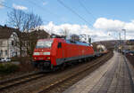 br-152-siemens-es64f/802008/die-152-146-7-91-80-6152 Die 152 146-7 (91 80 6152 146-7 D-DB) der DB Cargo Deutschland AG, f�hrt am 19.03.2021 mit einem fast leeren Container-Zug durch den Bahnhof Kirchen (Sieg) in Richtung K�ln. Nur die beidem letzten Wagen waren beladen, aber hier noch nicht im Bild, da noch hinter dem Gleisbogen.

Die Siemens ES64F wurde 2000 von Siemens in M�nchen-Allach unter der Fabriknummer 20273 f�r die DB Cargo AG gebaut.