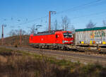 db-cargo-ag-ex-db-schenker-rail-deutschland-ag/802636/nochmal-als-nachschussdie-193-329-0-91 Nochmal als Nachschuss...
Die 193 329-0 (91 80 6193 329-0 D-DB) der DB Cargo AG fährt am 07.2.2023 mit einem „HUPAC“ KLV-Zug durch Rudersdorf (Kr. Siegen) in Richtung Siegen. Hier befährt der Zug die Dillstrecke (KBS 445) von dieser geht es bei Siegen-Ost auf die Siegstrecke (KBS 460) in Richtung Köln. Weil die Ruhr-Sieg-Strecke (KBS 440) nicht das KV-Profil P/C 400 aufweist, sind solche Züge dort nur bis Kreuztal zum Südwestfalen Container-Terminal möglich.

Die Siemens Vectron MS (200 km/h - 6.4 MW) wurden 2018 von Siemens unter der Fabriknummer 22404 und gebaut, sie hat die Zulassungen für Deutschland, Österreich, Schweiz, Italien und die Niederlande (D/A/CH/I/NL).