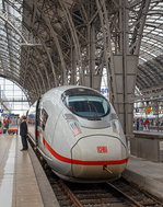 DB Fernverkehr AG/530714/der-siemens-velaro-d-ice3-der 
Der Siemens Velaro D (ICE3 der BR 407), Triebzug 704 (93 80 5 407 004-1 D-DB) ist am 17.06.2016 als ICE 9556 nach Paris-Est im Hauptbahnhof Frankfurt am Main bereit gestellt.
