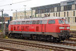 
Die ICE-Schlepp-Lok DB 218 831-6 (ex 218 394-5) der DB Fernverkehr AG ist am 06.05.2017 beim Hauptbahnhof Hannover abgestellt. 

Die V 164 wurde 1975 bei MaK in Kiel unter der Fabriknummer 2000116 gebaut und als 218 394-5 an die Deutsche Bundesbahn geliefert. Im Jahr 2005 erfolgte der Umbau zur Schlepplok und Umzeichnung in 218 831-6 (92 80 1218 831-6 D-DB).

