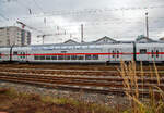 DB Fernverkehr AG/760503/klimatisierter-2-klasse-ic2-doppelstock--reisezugwagen-twindexx Klimatisierter 2. Klasse IC2-Doppelstock- Reisezugwagen (Twindexx Vario, Mittelwagen), D-DB 50 80 26-81 636-5, der Gattung DBpza 682.4, der DB Fernverkehr AG, am 19.12.2021 im Zugverband abgestellt im Hauptbahnhof Siegen, als Wagen 3 der IC 2 Zuggarnitur 4903.

Der Wagen wurde 2020 von Bombardier Grlitz gebaut. 

Technische Daten siehe: http://hellertal.startbilder.de/bild/Deutschland~Wagen~Personenwagen/760502/klimatisierter-2-klasse-ic2-doppelstock--reisezugwagen-twindexx.html

