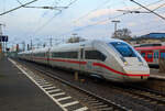 Der ICE 4, Tz 9018   Freistaat Bayern  fhrt am 17.04.2023 durch den Bahnhof Frankfurt am Main Sd, 