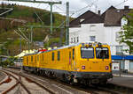 DB Netz AG/735269/glueck-fuer-den-fotografen-das-der Glück für den Fotografen, das der Schienenprüfzug Hp 0 hatte....
Der Plasser & Theurer Schienenprüfzug (der Bauart SPZ 3) 719 302 / 720 302 (99 80 9160 005-1D-DB / 99 80 9360 008-3 D-DB) der DB Netz AG haete am 10.05.2021 im Bahnhof Betzdorf (Sieg) Hp 0, nun fährt er in Richtung Siegen weiter.

Der Schienenprüfzug wurde 2017 von Plasser & Theurer in Linz (A) unter der Fabriknummer 6048 (SPZ-STW) und  6049 (SPZ-ATW) gebaut.

Um Schäden am Oberbau frühzeitig zu erkennen, setzt die Deutsche Bahn AG verschiedene Prüfzüge der Baureihen 719 und 720 ein. Mittels zweier zerstörungsfreier Prüfverfahren werden die Schienen auf Schädigungen untersucht. Bei der Ultraschallprüfung können Materialfehler durch Materialermüdung innerhalb der Schiene bis zum Schienenfuß erkannt werden. Mit der Wirbelstromprüfung wird der Schienenkopf geprüft. 

Die Schienenprüfzüge der BR 719.3/720.3 wurden ab 2015  von Plasser & Theurer in Linz (A) gebaut. Diese dritte Messtriebwagengeneration entstand in modularisierter Bauweise. Sie basiert auf einer ein- und zweiteiligen Messwagenfamilie, die Ende 2012 von der DB bestellt wurde. Die Schienenprüfzüge sind zweiteilig ausgeführt und bestehen aus einem allachsgetriebenen Trieb- (ATW) und einem Steuerwagen (STW). Beide Wagen sind 23 Meter lang. Der ATW hat ein Eigengewicht von 81 t, der STW 67 t. Der Triebzug hat eine Höchstgeschwindigkeit von 140 km/h.
Unter dem Bodenrahmen des Steuerwagens sind zwischen den Drehgestellen ein absenkbarer Messwagen und zwei Wasserbehälter für die ZfP-Sensorik aufgehängt. Auf dem Dach des Triebwagens sitzt ein Messstromabnehmer. Als Antrieb dienen zwei Deutz-Dieselmotoren. Im hinteren Teil des Triebwagens gibt es eine klimatisierte Küche mit Mikrowelle, Herd, Spüle, Tisch und Sitzecke mit Wifi sowie eine Toilette. Im Steuerwagen sind neben dem Beobachtungsstand mit neun Monitoren eine Werkstatt mit Ersatzteillager und Kalibriergeräten, Schaltschränke mit Messtechnik, vier Schlafabteile und der Führerstand 1 untergebracht. Die Ultraschall- und Wirbelstrommesstechnik wurde von der Firma PLR Magdeburg geliefert. 
