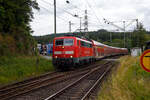 kbs-460-siegstrecke/852152/die-111-093-1-91-80-6111 Die 111 093-1 (91 80 6111 093-1 D-DB) der DB Regio NRW bzw. der DB-Gebrauchtzug rauscht mit dem RE 9 rsx - Rhein-Sieg-Express (Aachen – Köln – Siegen) am 16 Juni 2024 durch den Bahnhof Scheuerfeld (Sieg) in Richtung Siegen. Einen lieben Gruß an den netten Lokführer zurück.

Die Lok wurde 1978 von Krupp unter der Fabriknummer 5430 gebaut, der elektrische Teil wurde von AEG unter der Fabriknummer 8972 geliefert.
