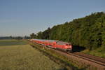 218 411-7 zog am 12.06.2020 den RE 57581 nach Mnchen Hbf und wurde dabei frh morgens in Jengen fotografiert.