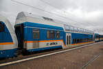 vogtlandbahntrilex-zu-netinera/831941/der-8222alex8220-zweite-klasse-doppelstockwagen-der Der „alex“ zweite Klasse Doppelstockwagen der Bauart DBpz, D-DBL 56 80 26-75 602-0, der DBL - Die Länderbahn GmbH, eingereiht in einen RE nach München Hbf, am 17 April 2023 im Hbf Hof.

Sieben dieser klimatisierten Doppelstockwagen wurden 2009 bei Bombardier beschafft um der Wachsenden Nachfrage auf dem Nordast gerecht zu werden.

TECHNISCHE DATEN:
Hersteller: Bombardier, Werk Görlitz
Baujahr: 2009
Spurweite: 1.435 mm (Normalspur)
Länge über Puffer: 26.800 mm
Wagenkastenlänge: 26.400 mm
Drehzapfenabstand: 20.000 mm
Achsstand im Drehgestell: 2.500 mm
Drehgestellbauart: Görlitz VIII
Leergewicht: 50 t
Höchstgeschwindigkeit: 160 km/h
Zulassungen für: D
Sitzplätze: 126 in der 2. Klasse
Bremsbauart: KE-PR-A-Mg
