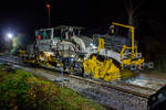 Schotterplaniermaschinen/899261/die-baustelle-bahnhof-herdorf-am-abend Die Baustelle Bahnhof Herdorf am Abend des 26 Oktober 2025 (ab 21:10 Uhr). Nach jedem Stopfdurchgang, wie hier von der P & T UNIMAT 09-4x4/4S E� (eine Nivelier-, Hebe-, Richt- und Universalstopfmaschine), der neuen Weiche 3 folgt eine Schotterplaniermaschine. So ist es hier die Schnell-Schotterplaniermaschine SSP 110 SW, D-ERB 99 80 9425 039-1 der Eiffage Infra-Rail GmbH (Herne), ex 97 16 40 546 17-4 der Heitkamp GmbH Herne (sp�ter Eiffage Rail), im Einsatz.

Der Schotterpflug wurde 1995 von der Deutschen Plasser unter der Fabriknummer 591 gebaut. 

TECHNISCEN DEATEN der Schotterplaniermaschine SSP 110 SW:
Spurweite: 1.435 mm (Normalspur)
Achsanzahl: 2
L�nge �ber Puffer: 17.230 mm
Achsabstand: 8.100 mm
Eigengewicht: 37 t
Anh�ngelast: 20 t
H�chstgeschwindigkeit: 90 km/h
Zugelassen zur Mitfahrt:  3 Personen
Kleinster befahrbarer Kurvenradius:  R 120 m      
Zugelassen f�r Streckenklasse: B1 und h�her