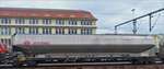 . Diesen Tankwagen der Bahnwagenmietfirma  ermewa , zum Transport von Braunkohlestaub habe ich aus dem Zug in Bahnhof von Singen aufgenommen. Wagengattung Uacns, Wagen Nr 80 D-ERMD 9327 069-2.  20.06.2016  