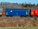 err-european-rail-rent-gmbh-2/768277/vierachsiger-drehgestell-flachwagen-mit-verschiebbarem-planenverdeck-und Vierachsiger Drehgestell-Flachwagen mit verschiebbarem Planenverdeck und Lademulden fr Coiltransporte, 35 81 4677 172-2 A-RCW, der Gattung Shimmns-ttu, eingestellt durch die Rail Cargo Wagon - Austria GmbH, jedoch mit Werbung auf Plane der ERR - European Rail Rent GmbH, am 02.03.2022 im Zugverband bei der Zugdurchfahrt bei Rudersdorf (Kr. Siegen).

Diese Wagen sind speziell fr den Transport witterungsempfindlicher Blechrollen (Coils) bestimmt. Er besitzt feste Stirnwnde, 5 fest im Untergestell eingebaute Lademulden. Die Wagenabdeckung erfolgt mit einer PVC-beschichteten Gewebeplane, die auf 11 Rohrrahmen aufliegt. ber Laufwagen ist das Planendach in Wagenlngsrichtung verschiebbar. Die Verriegelung des Planendaches an den Stirnwnden erfolgt ber eine 4-Punkt-Zentralverriegelung, die sowohl vom Erdboden als auch von der Rampe aus bedient werden kann. Das Planenverdeck lsst sich an einem Wagenende so weit zusammenschieben, dass ca. 2/3 der Ladeflche zur Beladung freigegeben wird. Hierdurch ist eine einfache Beladung des Wagens sowohl von oben als auch von der Seite aus mglich. 

TECHNISCHE DATEN:
Spurweite: 1.435 mm
Achsanzahl: 4 (in 2 Drehgestelle)
Lnge ber Puffer: 12.040 mm
Lnge der Ladeflche: 10.800 mm
Drehzapfenabstand: 7.000 mm
Achsabstand im Drehgestell: 1.800 mm
Eigengewicht: 21.547 kg
Hchstgeschwindigkeit:  100  km/h (beladen) / 120 km/h (leer)
Maximales Ladegewicht: 68,4 t (Streckenklasse D4)
Kleinster bef. Gleisbogenradius: 35 m
Bauart der Bremse: KE-GP-A (K), max. 58 t
Intern. Verwendungsfhigkeit: RIV