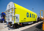 gatx-rail-germany-gmbh/659884/vierachsiger-drehgestell-flachwagen-mit-verschiebbarem-planenverdeck-und Vierachsiger Drehgestell-Flachwagen mit verschiebbarem Planenverdeck und Lademulden fr Coiltransporte, 31 80 4777 483-8 D-GATED, der Gattung Shimmns-ttu, der GATX wurde auf der Messe “transport logistic 2019“ in Mnchen (hier 05.06.2019) prsentiert.

ArcelorMittal bestellte bei GATX 60 dieser Shimmns-ttu-Wagen fr seine europischen Verkehre. Gebaut wurden die Wagen vom kroatischen Wagenbauer uro akovic.

Diese Wagen sind speziell fr den Transport witterungsempfindlicher Blechrollen (Coils) bestimmt. Er besitzt feste Stirnwnde, 5 fest im Untergestell eingebaute Lademulden. Die Wagenabdeckung erfolgt mit einer PVC-beschichteten Gewebeplane, die auf 11 Rohrrahmen aufliegt. ber Laufwagen ist das Planendach in Wagenlngsrichtung verschiebbar. Die Verriegelung des Planendaches an den Stirnwnden erfolgt ber eine 4-Punkt-Zentralverriegelung, die sowohl vom Erdboden als auch von der Rampe aus bedient werden kann. Das Planenverdeck lsst sich an einem Wagenende so weit zusammenschieben, dass ca. 2/3 der Ladeflche zur Beladung freigegeben wird.Hierdurch ist eine einfache Beladung des Wagens sowohl von oben als auch von der Seite aus mglich. 

TECHNISCHE DATEN:
Spurweite: 1.435 mm
Achsanzahl: 4 (in 2 Drehgestelle)
Lnge ber Puffer: 12.040 mm
Lnge der Ladeflche: 10.800 mm
Drehzapfenabstand: 7.000 mm
Achsabstand im Drehgestell: 1.800 mm
Eigengewicht:  21.800 kg
Hchstgeschwindigkeit: 100  km/h (beladen) / 120 km/h (leer)
Maximales Ladegewicht: 68,2 t (Streckenklasse D4)
Kleinster bef. Gleisbogenradius: 35 m
Bauart der Bremse: KE-GP-A
Intern. Verwendungsfhigkeit: TEN
