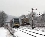 Der erste Schnee, halt nur einen Tag: GTW 2/6 der Hellertalbahn kommt am 20.12.2011 von Neunkirchen und passiert das Stellwerk Herdorf Ost (Ho), hier bei leichtem Schneefall.