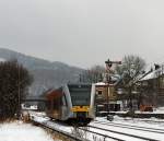 Es hat in Herdorf wieder geschneit und es schneit noch leicht weiter – 
Ein Stadler GTW 2/6 der Hellertalbahn kommt am 06.02.2013 von Neunkirchen, passiert hier gerade Stellwerk Herdorf Ost (Ho), und fhrt gleich in den Bahnhof Herdorf ein.