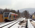 Bei leichtem Schneefall am 24.02.2013 - Links ein leicht beschmierte Stadler GTW 2/6 der Hellertalbahn auf der gleichnamentliche Strecke Hellertalbahn (KBS 462) und rechts der Dieseltriebzug 928 677-4