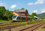 
Ein Stadler GTW 2/6 der Hellertalbahn als RB 96 (Zug-Nr. 90422) Neunkirchen - Herdorf - Betzdorf/Sieg, fährt am 24.05.2012 vom Bahnhof Herdorf weiter in Richtung Betzdorf(Sieg). Die Zugzielanzeige ist hier falsch.