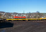 br-189-siemens-es64f4/802821/sieht-so-aus-als-waere-ein Sieht so aus als wäre ein Modell einer 189er auf dem Wagen verladen....
Kleinbahnhof der WEBA (Westerwaldbahn) in Scheuerfeld (Sieg) am 09.02.2023:  Vorne steht die vierachsige Flachwageneinheit der Gattung Laas, der HERING Bahnbau (Burbach), 24 80 4305 366-4 D-HGUI und hinten auf der Siegstrecke fährt die 189 068-0 (91 80 6189 068-0 D-DB) der DB Cargo AG in Richtung Köln.