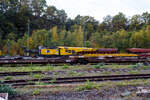 Wagen/898637/der-150-t-gleis--und-eisenbahndrehkran Der 150 t Gleis- und Eisenbahndrehkran (EDK) KIROW Multi Tasker KRC 1200, D-HGUI 99 80 9419 041-5 „IDEFIX“ der HERING Bahnbau GmbH in Burbach-Holzhausen, ist am 19 Oktober 2025 im Rbf Betzdorf/Sieg abgestellt. Leider stehen noch auf den Gleisen davor andere Wagen. Nach der Gewichtsklasse hätte der Kran eher den Namen „Obelix“ verdient und nicht den Namen nach Hund von Obelix „Idefix“. 

Rechts vor dem Kran ein vierachsiger Drehgestell-Flachwagen, Nummer unbekannt, der Gattung Res als Kran-Schutzwagen auslegerseitig beladen mit langen Traversen. 