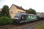 HGK Hafen und Guterverkehr Koln/790135/hgk-mrce-185-565-9-94-80 HGK MRCE  185 565-9 (94 80 0 185 565-9) mit Werbung 'Grill profi' und Kesselwagenzug in Ulm am 04.08.2008.