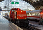 Die RheinCargo DE 84 (98 80 0272 022-1 D-RHC), ex HGK DE 84, eine MaK DE 1002, am 14.05.2022 im Hauptbahnhof Kln. 

Die Lok wurde 1993 von der Krupp MaK Maschinenbau GmbH in Kiel unter der Fabriknummer 1000885 gebaut und an die Hfen und Gterverkehr Kln AG (HGK) geliefert, der elektrische Teil ist von ABB. 16 dieser dieselelektrischen Lokomotiven vom Typ MaK DE 1002 mit einer Leistung von 1.320 kW wurden 1986, 1987 und 1993 fr die HGK gebaut und geliefert. Im Jahr 2012 schlossen sich die Hfen und Gterverkehr Kln AG (HGK) und die Neuss-Dsseldorfer Hfen GmbH & Co. KG (NDH) zur heutigen RheinCargo GmbH & Co. KG zusammen.

TECHNISCHE DATEN:
Spurweite: 1.435 mm
Achsfolge: Bo´Bo´
Lnge ber Puffer: 13.100 mm
Drehzapfenabstand: 6.800 mm
Achsabstand im Drehgestell: 2.100 mm
grte Breite 3.100 mm
grte Hhe ber Schienenoberkante: 4.220 mm
Treibraddurchmesser: 1000 mm (neu)
kleinster befahrbarer Gleisbogen: 60 m
Dienstgewicht: 90 t
Kraftstoffvorrat: 2.900 l
Motor: MWM (Motorenwerke Mannheim) TBD604BV12 Dieselmotor
Leistung: 1.320 kW (1.795 PS) bei 1.800/min
Hersteller der Leistungsbertragung ist ABB (Generator, Fahrmotoren)
Hchstgeschwindigkeit: 90 km/h

Fr die Niederlndische Staatsbahn (NS) wurde auf Basis der DE 1002 die MaK DE 6400 entwickelt.
