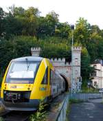 Der VT 270 (95 80 0648 010-6 D-HEB / 95 80 0648 510-5 D-HEB) ein LINT 41 der HLB (Hessische Landesbahn) hat den Bahnhof Weilburg velassen und fährt nun (am 11.08.2014) in den 302 m langen Weilburger Tunnel ein.

Er fährt als RB 25 / 35 die Verbindung Fulda - Gießen - Wetzlar - Limburg/Lahn.