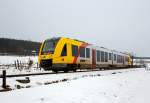 hlb-hessische-landesbahn-2/477520/im-rothaargebirge-ist-noch-etwas-winter 
Im Rothaargebirge ist noch etwas Winter, auch wenn hier nun etwas Nieselregen ist....

Der VT 501 (95 80 1648 101-1 D-HEB / 95 80 1648 601-0 D-HEB) ein Alstom Coradia LINT 41 der neuen Generation / neue Kopfform der HLB (Hessische Landesbahn GmbH) erreicht nun (am 24.01.2016) bald, als RB 93 'Rothaarbahn' (Bad Berleburg - Kreuztal - Siegen - Betzdorf), den Haltepunkt Ltzel (Hilchenbach-Ltzel).
