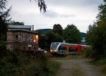 hlb-hessische-landesbahn-2/522823/abendstimmung-im-hellertalder-stadler-gtw-26 
Abendstimmung im Hellertal...

Der Stadler GTW 2/6 HLB 122 bzw. VT 526 122 der HLB (Hessische Landesbahn GmbH) erreicht am 06.10.2016 (18:48) pünklich, als RB 96 'Hellertalbahn',  den Bahnhof Herdorf. Hier passiert er gerade das Stellerk Herdorf Fahrdienstleiter (Hf).