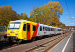 hlb-hessische-landesbahn-2/582978/der-dieseltriebzug-vt-72-der-hlb 
Der Dieseltriebzug VT 72 der HLB (95 80 0628 072-0 D-HEB / 95 80 0629 072-9 D-HEB) ist am 15.10.2017 im Bahnhof Westerburg abgestellt. 

Der zweiteilige Dieseltriebwagen hat zwei angetriebene Motorwagen der Baureihe 628/629 (und nicht wie die BR 628/928 je einen Motor- und Steuerwagen). Der Triebzug wurde 1995 von der Firma DÜWAG (Düsseldorfer Waggonfabrik AG) unter den Fabriknummern 91345 und 91346 gebaut und an die Frankfurt-Königsteiner Eisenbahn (FKE) ausgeliefert. In Jahr 2013 wurde das Fahrzeug modernisiert und an das Fahrzeugdesign der HLB-Flotte angepasst.

Technische Daten:
Spurweite: 1.435 mm
Achsfolge: 2’B’+B’2’
Baureihe: 629
Art: 2-tlg. Dieseltriebwagen
Länge über Puffer: 46,4 m
Breite: 2.850 mm
Dienstgewicht: 84 t
Geschwindigkeit: 120 km/h
Leistung: 2x 485 kW
Fahrgastsitzplätze: 149 (davon 19 Klappsitze) / davon 1. Klasse: 8
Fahrzeugbestand bei der HLB: 1
Standort (BW): Siegen