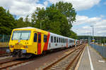 hlb-hessische-landesbahn-2/664862/der-dieseltriebzug-vt-72-der-hlb 
Der Dieseltriebzug VT 72 der HLB (95 80 0628 072-0 D-HEB / 95 80 0629 072-9 D-HEB) ist am 07.07.2019 im Bahnhof Westerburg abgestellt.

Der zweiteilige Dieseltriebwagen hat zwei angetriebene Motorwagen der Baureihe 628/629 (und nicht wie die BR 628/928 je einen Motor- und Steuerwagen). Der Triebzug wurde 1995 von der Firma DÜWAG (Düsseldorfer Waggonfabrik AG) unter den Fabriknummern 91345 und 91346 gebaut und an die Frankfurt-Königsteiner Eisenbahn (FKE) ausgeliefert. In Jahr 2013 wurde das Fahrzeug modernisiert und an das Fahrzeugdesign der HLB-Flotte angepasst.

Technische Daten:
Spurweite: 1.435 mm
Achsfolge: 2’B’+B’2’
Baureihe: 629
Art: 2-tlg. Dieseltriebwagen
Länge über Puffer: 46,4 m
Breite: 2.850 mm
Dienstgewicht: 84 t
Geschwindigkeit: 120 km/h
Leistung: 2x 485 kW
Fahrgastsitzplätze: 149 (davon 19 Klappsitze) / davon 1. Klasse: 8
Fahrzeugbestand bei der HLB: 1
Standort (BW): Siegen 