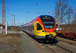 hlb-hessische-landesbahn-2/745990/der-5-teilige-stadler-flirt-429-544 Der 5-teilige Stadler Flirt 429 544 / 429 044 der HLB (Hessischen Landesbahn) fährt am 30.03.2021, als RE 99 'Main-Sieg-Express' (Siegen – Gießen – Frankfurt am Main Hbf), durch Rudersdorf (Kr. Siegen) über die Dillstrecke (KBS 445) in Richtung Gießen.

Hinten am Gleis hat die 152 124-4 der DB Cargo AG mit einem Containerzug noch Hp 0 und muss den Gegenverkehr abwarten. Ein Gleis war wohl unterbrochen.
