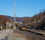 Der fünfteilige Stadler FLIRT 429 541 / 041 der HLB (Hessischen Landesbahn), am 21.12.2021, als RE 99 (Siegen – Gießen), beim Halt im Bahnhof Dillbrecht an der Dillstrecke (KBS 445).