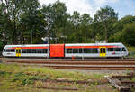 hlb-hessische-landesbahn-2/760994/der-hlb-123-bzw-vt-526 Der HLB 123 bzw. VT 526 123 (95 80 0946 423-0 G-HEB / 95 80 0646 423-3 D-HEB / 95 80 0946 923-9 D-HEB) ein Stadler GTW 2/6 der HLB (Hessische Landesbahn GmbH), ex vetus VT 123, ist am 12.09.2015 im Bahnhof Westerburg abgestellt.

Der GTW 2/6 wurde 2000 bei DWA unter der Fabriknummer 526/005 gebaut.
