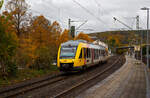 Der VT 259 (95 80 0648 159-1 D-HEB / 95 80 0648 659-0 D-HEB) ein Alstom Coradia LINT 41 der HLB (Hessische Landesbahn), verlässt am 22.10.2021, als RB 93  Rothaarbahn  (Bad Berleburg - Kreuztal -