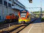 hlb-hessische-landesbahn-2/764538/der-5-teiliger-flirt-429-045-der Der 5-teiliger FLIRT 429 045 der HLB (Hessischen Landesbahn) steht am 26.05.2012, als RE 99 (Main-Sieg-Express) Siegen - Gießen - Frankfurt/Main, im Hbf Siegen bereit. Während links die KSW 45 (98 80 0276 016-9 D-KSW) eine MaK G 1204 BB der Kreisbahn Siegen-Wittgenstein mit einem Güterzug durchfährt.