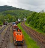   Die Lok 46 (277 807-4) der Kreisbahn Siegen-Wittgenstein (KSW) steht am 15.05.2014 mit einem langem Güterzug in Herdorf auf dem KSW-Rangierbahnhof zur Übergabefahrt nach Kreuztal via