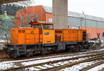 
Auf dem Abstellgleis, die Frist der zweite Verlngerung (26.01.2017) ist nun abgelaufen....
Die Lok 41 der Kreisbahn Siegen-Wittgenstein (KSW) bzw. 272 008-0 (98 80 0272 008-0 D-KSW), eine MaK DE 1002 ist am 28.01.2017 in Siegen-Eintracht abgestellt, hier ist die Zentrale der Kreisbahn Siegen-Wittgenstein.

Die DE 1002 wurde 1988 bei MaK unter der Fabriknummer 1000832 gebaut und an die HEG - Hersfelder Eisenbahn GmbH als 832 geliefert. Nach Einstellung des Bahnbetriebes der HEG ging sie konzernintern an die HLB - Hessische Landesbahn GmbH Lok 832 und 1996 wurde sie an die frhere Siegener Kreisbahn GmbH als Lok 41 verkauft, die heute als Kreisbahn Siegen-Wittgenstein firmiert.

Gegenber den 16 Loks dieses Typs der HGK hat diese Lok einen MTU 12V396TC13 Motor mit 1.120 kW (1.523 PS) Leistung. Die Leistungsbertragung erfolgt einen Generator auf 4 elektrische BBC Drehstrom-Fahrmotoren. Generator und die Fahrmotoren sind von BBC (heute ABB).

Technische Daten :
Spurweite: 1.435 mm
Achsfolge: Bo´Bo´
Lnge ber Puffer: 13.000 mm
Drehzapfenabstand: 6.700 mm
Achsabstand im Drehgestell:  2.100
grte Breite: 3.100 mm 
grte Hhe ber SOK:  4.220 mm 
Raddurchmesser neu:  1.000 mm 
kleinster befahrbarer Gleisbogen: 60 m
Dienstgewicht: 90 t
Motor: V-12-Zylinder-MTU-Dieselmotor vom Typ 12V396TC13
Motorleistung:  1.120 kW (1.523 PS)
Motornenndrehzahl:  1800 U/min
Kraftstoffvorrat: 2.900 l
Hchstgeschwindigkeit 75 km/h