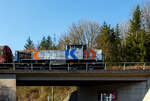 kbs-462-hellertalbahn/911201/gefuehrt-von-der-ksw-42-92 Geführt von der KSW 42 (92 80 1277 902-3 D-KSW), eine Vossloh MaK G 1700 BB, fährt am 19 März 2025 die KSW (Kreisbahn Siegen-Wittgenstein), im Sandwich mit einem schweren Coilzug, von Betzdorf/Sieg in Richtung Herdorf zum KSW-Rangierbahnhof (Betriebsstätte FGE - Freien Grunder Eisenbahn), hier bei Herdorf-Sassenroth. Am Zugschluss die nachschiebende KSW 45 (98 80 0276 016-9 D-KSW) eine MaK G 1204 BB.