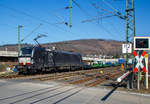 mrce-mitsui-rail-capital-europe-gmbh/730395/die-siemens-vectron-ac---x4 Die Siemens Vectron AC - X4 E - 615 bzw. 193 615-2 (91 80 6193 615-2 D-DISPO) der MRCE Dispolok GmbH (Mnchen) fhrt am 24.03.2021 mit dem HELROM Trailer Zug Wien – Dsseldorf, einem KLV-Zug, durch Niederschelden auf der Siegstrecke in Richtung Kln.

Die Siemens Vectron AC wurde 2015 von Siemens Mobility GmbH in Mnchen-Allach unter der Fabriknummer 22011 gebaut und an die MRCE - Mitsui Rail Capital Europe GmbH (Mnchen) als X4 E – 615 geliefert. Diese Vectron Lokomotive ist als AC – Lokomotive (Wechselstrom-Variante) mit 6.400 kW konzipiert und zugelassen fr Deutschland und sterreich, sie hat eine Hchstgeschwindigkeit von 160 km/h.