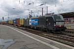 mrce-mitsui-rail-capital-europe-gmbh/733155/wlc-x4e-606-schleppt-ein-containerzug-durch WLC X4E-606 schleppt ein Containerzug durch Bremen Hbf am 27 April 2016.
