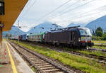 Die an die BLS Cargo AG vermietete X 4 E – 715 / 193 715-0  (91 80 6193 715-0 D-DISPO) der MRCE Dispolok GmbH (München) steht am 12.07.2022, mit einem RAlpin-ROLA-Zug nach Novara, beim Bahnhof Domodossola. 

Die Siemens Vectron MS wurde 2019 von Siemens Mobilitiy in München-Allach unter der Fabriknummer 22584 gebaut. Die Vectron Lokomotive ist als MS – Lokomotive (Mehrsystemlok) mit 6.400 kW konzipiert und für 160 km/h zugelassen für Deutschland, Österreich, Schweiz, Italien und die Niederlande (D/A/CH/I/NL).