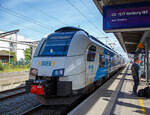 Der vierteilige Elektrotriebzug vom Typ Siemens Desiro MainLine (Desiro ML „CityJet“) 4746 803 / 4746 303 „Hansestadt  Strahlsund“ (A-ODEG 94 81 4746 303-8 / A-ODEG 94 81 4746 803-7) der ODEG - Ostdeutsche Eisenbahn GmbH verlsst am 14.05.2022 als RE 9 nach Sassnitz den Hbf Rostock. Der Triebzug wurde 2019 von der Siemens Mobility GmbH in Krefeld als dreiteiliger ET gebaut, da die sieben Fahrzeuge der ODEG aus der laufenden Produktion fr die BB stammen, und spter um je eine 4. Wageneinheit verlngert. 

Der Elektrotriebzug Desiro MainLine (Desiro ML) ist ein aus Einzelwagen modular aufgebauter Triebzug aus dem Hause Siemens. Die Fahrzeuge hneln der deutschen Baureihe 460. Der Fahrgastraum verfgt ber eine gesteuerte LED-Beleuchtung, die sich den Tages- und Lichtverhltnissen anpasst. Die Frischluftzufuhr wird automatisch in jedem Wagen ber eine Heizungs-, Klima- und Lftungsanlage (HKL) mit CO-Sensoren gem der Auslastung reguliert. Separate Mehrzweckbereiche ermglichen die Mitnahme von 36 Fahrrdern im Zug. Es besteht ein barriere- bzw. rampenfreier Zugang zum Universal-WC. Alle Einstiege erhalten einen tiefliegenden Schiebetritt und am letzten Einstieg je eine Spaltberbrckung.

Im Jahr 2019 entschloss sich die Ostdeutsche Eisenbahn GmbH zur Beschaffung von Neufahrzeugen im Hinblick auf einen mglichen Einsatz auf dem Teilnetz Ostseekste-Ost der Verkehrsgesellschaft Mecklenburg-Vorpommern. Hierzu bestellte Alpha Trains bei Siemens Mobility sieben vierteilige Desiro-ML-Triebzge, die an die ODEG verleast wurden. Gem Angaben der sterreichischen Bundesbahnen erfolgte im Jahr 2019 eine gemeinsame Bestellung, durch den Auftrag der ODEG spare die BB bei ihrer Bestellung von 24 Triebzgen einen siebenstelligen Euro-Betrag. Damit die ODEG den Betrieb der Regionalexpresslinien ab 15. Dezember 2019 sicherstellen konnte, wurde im Gegenzug eine Vermietung von sechs BB-Triebwagen der Baureihe 4746 an die ODEG fr vier Monate vereinbart. Dies betraf die Triebzge 4746 051 bis 056.

Der erste Triebzug durchlief im Dezember 2019 die Inbetriebsetzungsphase. Der erste Triebwagen der ODEG wurde Ende Januar 2020 abgenommen und ging kurz danach in den Fahrgasteinsatz. Da die Fahrzeuge aus der laufenden Produktion fr die BB stammen, wurden sie zunchst dreiteilig ausgeliefert, die Verlngerung auf vier Wagen wurde 2021/2022 durchgefhrt. Die Triebzge haben wie alle Fahrzeuge der Baureihe 4746 eine Ausstattung fr den Betrieb unter 25 kV, 50 Hz ~ und 15 kV, 16,7 Hz ~ erhalten.

Die Ausstattung der Innenrume entspricht jenem der BB-Einheiten. Die Sitze des Typs Borcad GENIO sind hierbei jedoch einfarbig in grau gehalten.

Die Reihen 4744 und 4746 der BB - sterreichischen Bundesbahnen und der Raaberbahn sowie die Baureihe 4746 der ODEG - Ostdeutschen Eisenbahn sind elektrische Triebwagen, die seit Dezember 2015 vom Hersteller Siemens Mobility ausgeliefert werden. Sie wurden auch unter dem Namen BB Cityjet bzw. Raaberbahn Ventus bekannt. Obwohl die Zge von unterschiedlichen Eisenbahnverkehrsunternehmen betrieben werden, sind sie innerhalb ihrer Reihe exakt baugleich. 

Die Reihe 4744 wurde fr den Regionalverkehr und S-Bahn-Systeme auerhalb von Wien und die Reihe 4746 fr den Betrieb bei der S-Bahn Wien entwickelt, letztere weist pro Seite zwei Tren mehr auf. Obwohl fr den Einsatz in Deutschland bestimmt, gehren auch die von der ODEG geleasten Triebzge der Baureihe 4746 an und sind in sterreich registriert.

TECHNISCHE DATEN:
Spurweite:1.435 mm
Achsfolge: Bo‘Bo‘+2‘2‘+2‘2‘+Bo‘Bo‘
Lnge (ber Kupplung): 101.428 mm
Drehzapfenabstand: 16.240 mm
Achsabstand im Drehgestell: 2.300 mm
Antriebsleistung: 2.600 kW 
Hchstgeschwindigkeit: 160 km/h 
Eigengewicht: 184 t
Anfahrbeschleunigung1,0 m/s (0.77 m/s im Batterie-Modus)
Stromsystem: 15 kV 16,7 Hz AC / 25 kV, 50 Hz AC
Fubodenhhe: 600 mm
Fahrgastkapazitt: 324 Sitzpltze, 335 Stehpltze, 36 Fahrradstellpltze 
Max. Achslast: kleiner 17 t