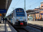 Der vierteilige Elektrotriebzug vom Typ Siemens Desiro MainLine (Desiro ML „CityJet“) 4746 803 / 4746 303 „Hansestadt  Strahlsund“ (A-ODEG 94 81 4746 303-8 / A-ODEG 94 81 4746 803-7) der ODEG - Ostdeutsche Eisenbahn GmbH steht am 14.05.2022 als RE 9 nach Sassnitz im Hbf Rostock zur Abfahrt bereit. Der Triebzug wurde 2019 von der Siemens Mobility GmbH in Krefeld als dreiteiliger ET gebaut, da die sieben Fahrzeuge der ODEG aus der laufenden Produktion für die ÖBB stammen, und später um je eine 4. Wageneinheit verlängert. 

Der Elektrotriebzug Desiro MainLine (Desiro ML) ist ein aus Einzelwagen modular aufgebauter Triebzug aus dem Hause Siemens. Die Fahrzeuge ähneln der deutschen Baureihe 460. Der Fahrgastraum verfügt über eine gesteuerte LED-Beleuchtung, die sich den Tages- und Lichtverhältnissen anpasst. Die Frischluftzufuhr wird automatisch in jedem Wagen über eine Heizungs-, Klima- und Lüftungsanlage (HKL) mit CO²-Sensoren gemäß der Auslastung reguliert. Separate Mehrzweckbereiche ermöglichen die Mitnahme von 36 Fahrrädern im Zug. Es besteht ein barriere- bzw. rampenfreier Zugang zum Universal-WC. Alle Einstiege erhalten einen tiefliegenden Schiebetritt und am letzten Einstieg je eine Spaltüberbrückung.

Im Jahr 2019 entschloss sich die Ostdeutsche Eisenbahn GmbH zur Beschaffung von Neufahrzeugen im Hinblick auf einen möglichen Einsatz auf dem Teilnetz Ostseeküste-Ost der Verkehrsgesellschaft Mecklenburg-Vorpommern. Hierzu bestellte Alpha Trains bei Siemens Mobility sieben vierteilige Desiro-ML-Triebzüge, die an die ODEG verleast wurden. Gemäß Angaben der Österreichischen Bundesbahnen erfolgte im Jahr 2019 eine gemeinsame Bestellung, durch den Auftrag der ODEG spare die ÖBB bei ihrer Bestellung von 24 Triebzügen einen siebenstelligen Euro-Betrag. Damit die ODEG den Betrieb der Regionalexpresslinien ab 15. Dezember 2019 sicherstellen konnte, wurde im Gegenzug eine Vermietung von sechs ÖBB-Triebwagen der Baureihe 4746 an die ODEG für vier Monate vereinbart. Dies betraf die Triebzüge 4746 051 bis 056.

Der erste Triebzug durchlief im Dezember 2019 die Inbetriebsetzungsphase. Der erste Triebwagen der ODEG wurde Ende Januar 2020 abgenommen und ging kurz danach in den Fahrgasteinsatz. Da die Fahrzeuge aus der laufenden Produktion für die ÖBB stammen, wurden sie zunächst dreiteilig ausgeliefert, die Verlängerung auf vier Wagen wurde 2021/2022 durchgeführt. Die Triebzüge haben wie alle Fahrzeuge der Baureihe 4746 eine Ausstattung für den Betrieb unter 25 kV, 50 Hz ~ und 15 kV, 16,7 Hz ~ erhalten.

Die Ausstattung der Innenräume entspricht jenem der ÖBB-Einheiten. Die Sitze des Typs Borcad GENIO sind hierbei jedoch einfarbig in grau gehalten.

Die Reihen 4744 und 4746 der ÖBB - Österreichischen Bundesbahnen und der Raaberbahn sowie die Baureihe 4746 der ODEG - Ostdeutschen Eisenbahn sind elektrische Triebwagen, die seit Dezember 2015 vom Hersteller Siemens Mobility ausgeliefert werden. Sie wurden auch unter dem Namen ÖBB Cityjet bzw. Raaberbahn Ventus bekannt. Obwohl die Züge von unterschiedlichen Eisenbahnverkehrsunternehmen betrieben werden, sind sie innerhalb ihrer Reihe exakt baugleich. 

Die Reihe 4744 wurde für den Regionalverkehr und S-Bahn-Systeme außerhalb von Wien und die Reihe 4746 für den Betrieb bei der S-Bahn Wien entwickelt, letztere weist pro Seite zwei Türen mehr auf. Obwohl für den Einsatz in Deutschland bestimmt, gehören auch die von der ODEG geleasten Triebzüge der Baureihe 4746 an und sind in Österreich registriert.

TECHNISCHE DATEN:
Spurweite:1.435 mm
Achsfolge: Bo‘Bo‘+2‘2‘+2‘2‘+Bo‘Bo‘
Länge (über Kupplung): 101.428 mm
Drehzapfenabstand: 16.240 mm
Achsabstand im Drehgestell: 2.300 mm
Antriebsleistung: 2.600 kW 
Höchstgeschwindigkeit: 160 km/h 
Eigengewicht: 184 t
Anfahrbeschleunigung1,0 m/s² (0.77 m/s² im Batterie-Modus)
Stromsystem: 15 kV 16,7 Hz AC / 25 kV, 50 Hz AC
Fußbodenhöhe: 600 mm
Fahrgastkapazität: 324 Sitzplätze, 335 Stehplätze, 36 Fahrradstellplätze 
Max. Achslast: kleiner 17 t

