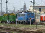140 038-0 der Press fuhr mit Holzzug am 18.04.2013 Richtung Polen hier in Stendal.