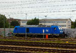 Die an die DB Fernverkehr AG, als ICE-Abschlepplok (mit aufgesetzter Scharfenberghilfskupplung) vermietete 285 103-3 (92 88 0076 003-7 B-BTK), eine Bombardier TRAXX F140 DE der PRESS - Eisenbahn-Bau- and Betriebsgesellschaft Pressnitztalbahn mbH (Jhstadt), ist am 11.06.2022 in Erfurt abgestellt (Aufnahme aus einem Zug heraus).

Eingestellt ist die Lok durch die BTK - Bombardier Transportation GmbH (Kassel) in Belgien, als 076 003. Die TRAXX F140 DE wurde 2010 von der Bombardier Transportation GmbH in Kassel unter der Fabriknummer 34762, eigentlich war sie fr die Fret SNCF / AKIEM als BB 076 003 vorgesehen und als 92 88 0076 003-7 B-AKIEM in Belgien zugelassen, aber wie weitere TRAXX F140 DE, wurde sie vom Besteller nie abgenommen. So ging sie 2013 an die BTK - Bombardier Transportation GmbH in Kassel  als 76 003 (92 88 0076 003-7 B-BTK), war und ist zugelassen in Belgien, der Niederlande und Deutschland. Nach der Nachrstung ETCS wurde sie wie weitere 3 Lok (76 001–004) im September 2015 an die Pressnitztalbahn (PRESS) verkauft. Diese werden teilweise, als Schlepplokomotive fr auf der Schnellfahrstrecke Erfurt–Leipzig/Halle ausfallende Triebzge eingesetzt. Zum Kuppeln mit Triebzgen fhren sie auf die Zughaken aufsetzbare Scharfenberghilfskupplungen mit.

Diese eigentlich fr die Fret SNCF / AKIEM vorgesehenen Loks haben eine um 200 kW hhere Leistung von 2.400 kW. 