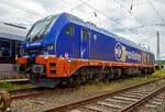 raildox/776840/die-159-233-90-80-2159 Die 159 233 (90 80 2159 233-6 D-RCM) eine sechsachsige Stadler EURODUAL der Raildox GmbH & Co. KG (geleast oder gemietet ber die ELP - European Loc Pool AG, Schweiz) ist am 03.06.2022 beim Hbf Siegen abgestellt. 

Die Co'Co'- Lok wurde 2021 von Stadler Rail Valencia S.A.U. (Spanien) unter der Fabriknummer  4122 gebaut und an die ELP - European Loc Pool AG in Frauenfeld (CH) ausgeliefert. Sie hat die Zulassungen fr Deutschland und sterreich.

Die neue sechsachsige Hybridlokomotive ist mehr als nur eine Lokomotive fr die 'letzte Meile' und bietet zwei Lsungen in einem. Sie kann auf elektrifizierten und nicht-elektrifizierten Strecken eingesetzt
werden. Whrend der Fahrt ist es mglich, von der elektrischen Oberleitung auf Diesel umzuschalten. Die EuroDual Deutschland / sterreich und Skandinavien knnen auf elektrifizierten Strecken mit 15 kV 16,7 Hz und 25 kV 50 Hz eingesetzt werden, sie haben im elektrischen Betrieb eine Leistung von 6.150 kW. Fr nicht elektrifizierte Strecken besitzt die EuroDual einem leistungsstarken Dieselmotor mit 2.8 MW Leistung. Die Lokomotiven fr Skandinavien verfgen ber ein Winterpaket fr den zuverlssigen Betrieb bei extremen Wetterbedingungen mit Schnee und Eis. Sie sind fr Temperaturen bis zu -40 C ausgelegt. 

Je nach Zugzusammenstellung kann eine einzige Co'Co'-Hybridlokomotive zwei Bo'Bo'-Lokomotiven in Doppeltraktion ersetzen. Die modernste dreiachsige Drehgestell-Technologie ermglicht einen geringeren Verschlei der Infrastruktur und fhrt dadurch zu tieferen Trassenkosten.

Technologie
• Moderne Duallokomotive fr Gterzge
• AC-Traktionssystem mit IGBT, ein Wechselrichter pro Achse
• Hohe Anfahrtszugkraft dank Einzelachsansteuerung und beste Leistung im Dieselbetrieb
• uerst geringe Querkrfte bei der Spurfhrung (nicht selbstlenkendes Drehgestell)
• Ausgerstet mit ETCS BL3 und PZB fr Deutschland oder ATC2 fr Skandinavien

TECHNISCHE DATEN:
Inbetriebsetzung: 2021
Spurweite: 1.435 mm (Normalspur)
Achsanordnung: Co’Co’ 
Lnge ber Puffer: 23.020 mm
Drehzapfenabstand: 14.000 mm
Breite: 2.900 mm
Hhe: 4.290 mm
Achsabstand im Drehgestell: 3.600 mm (2 x 1.800 mm)
Treibdurchmesser: 1.067 mm (neu)
Eigengewicht: 123 t
Achslast: 21 t
Hchstgeschwindigkeit: 120 km/h
Elektrische Leistung am Rad bei 25 kV 50 Hz: 7.000 kW
Elektrische Leistung am Rad bei 15 kV 16.7 Hz: 6.150 kW
Leistung bei Dieselantrieb: 2.800 kW (3.807 PS)
Anfahrzugkraft: 500 kN
Elektrische Bremskraft : 240 kN

Dieselmotor: 
Motorbauart: Caterpillar  V-16-Viertakt-Dieselmotor mit Abgasturbolader und Ladeluftkhlung  vom Typ CAT C175-16
Motorleistung: 2.800 kW (3.807 PS)
Motornenndrehzahl: 1.800 U/min
Hubraum: 84,67 l (Bohrung  175 mm / Hub 220 mm)
Motorgewicht (trocken): ca. 13.000 kg
Motorabmessung: 4.515 x 1.845 x 2.478 mm (l x b x h)
Abgasnorm: IIIB

Anzahl der Fahrmotoren: 6
Antrieb: elektrisch oder dieselelektrisch
Speisespannung: 25 kV 50 Hz und 15 kV 16.7 Hz
Tankinhalt Diesel: 3.500 l
Tankinhalt Urea: 400 l (fr Abgasbehandlung selektive katalytische Reduktion („AdBlue“))
Bremse: KE-GP-E mZ (D)
Bremssystem Mechanisch: Pneumatisch 
Bremssystem Dynamisch: Regenerativ/Rheostatisch
Primr Federung: Schraubenfedern
Sekundr Federung: Gummi-Metall Vertikal- und Horizontaldmpfer
Zugbeeinflussung: PZB, ETCS

Quellen: ELP, Stadler Rail und CAT
